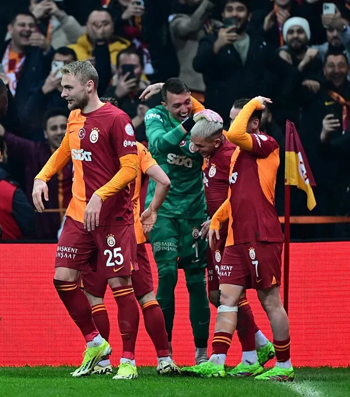 galatasaraydan-rizeye-yarim-duzine-gol-zirveye-demirledi-1709924117778.jpeg