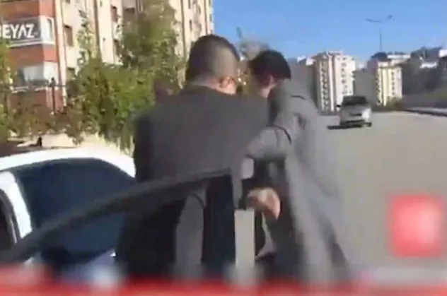 Beyaz TV muhabiri Gençay Ünal sürücüden tekme tokat dayak yedi