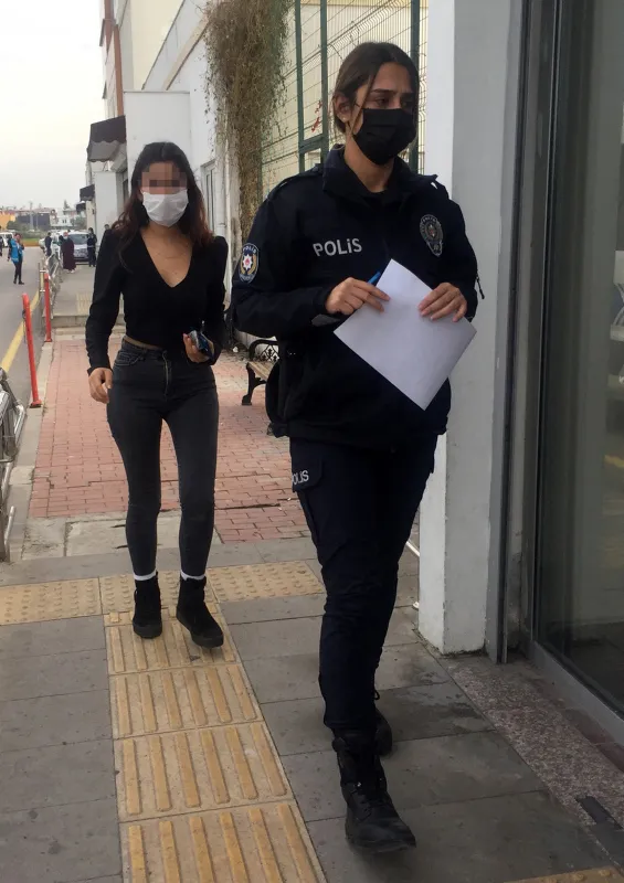 kavga-karakolda-bitti-adanada-bir-genc-kiz-yemek-ve-sigara-istedigi-dayisi-tarafindan-dovuldu-1641884744972.jpg Kavga karakolda bitti! Adana’da bir genç kız, yemek ve sigara istediği dayısı tarafından dövüldü!-5