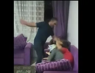 Çocuklarını acımasızca dövdü, o anları canlı yayınladı