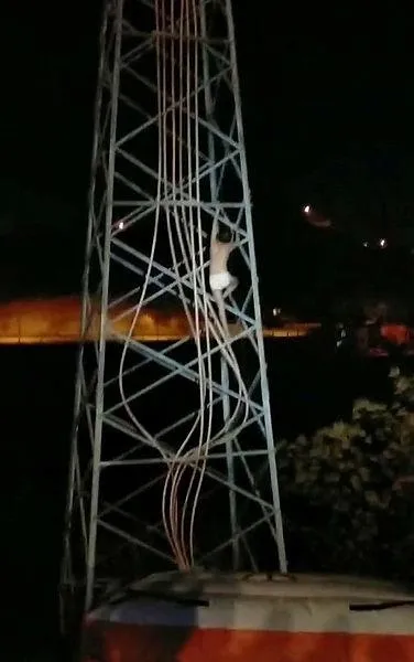 Yüksek gerilim hattına tırmandı! Herkes akıl hastası olduğunu düşündü... Meğer sebebi bambaşkaymış-4