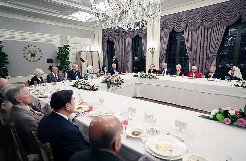 Başkan Erdoğan'dan Emine Erdoğan'ın yaşlılarla iftarına sürpriz ziyaret (AA)