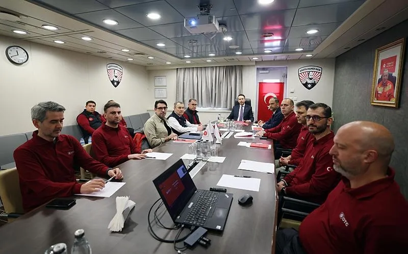 Enerji ve Tabii Kaynaklar Bakanı Alparslan Bayraktar Abdülhamid Han sondaj gemisinde incelemelerde bulundu. (AA)