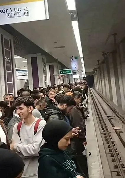 istanbulda-metro-arizasi-1700425621175.jpeg İstanbul'un bitmeyen ulaşım çilesi! Metro yine arızalandı-4