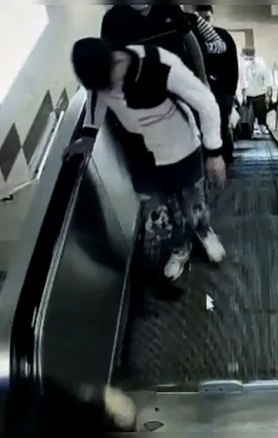 Metroda akılalmaz yankesicilik kamerada! Vatandaşın kabusu oldular! Polis her yerde onları arıyor