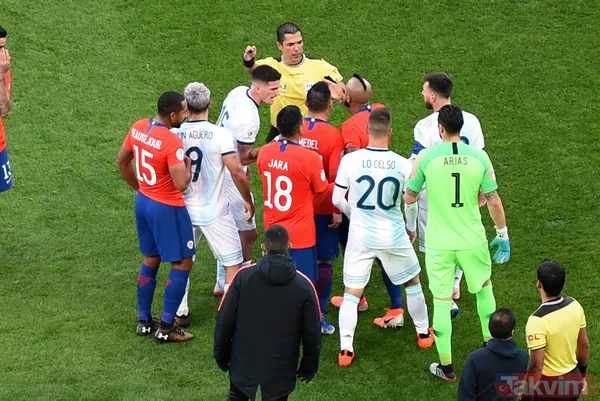 Messi ve Medel fena kapıştı! Kırmızı kartlar havada uçuştu - 19