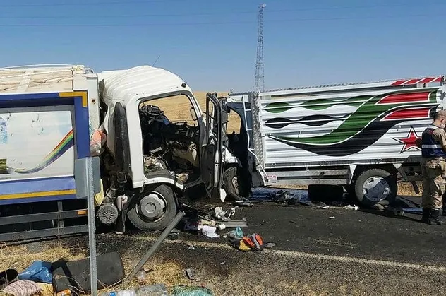 Diyarbakır'da feci kaza! Çöp kamyonuyla kamyonet çarpıştı: 2 ölü, 2 yaralı