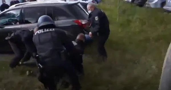 alman-polisi-ile-pkk-yandaslar-birbirine-girdi-1599856931342.jpeg Alman polisi ile PKK yandaşları birbirine girdi!-3