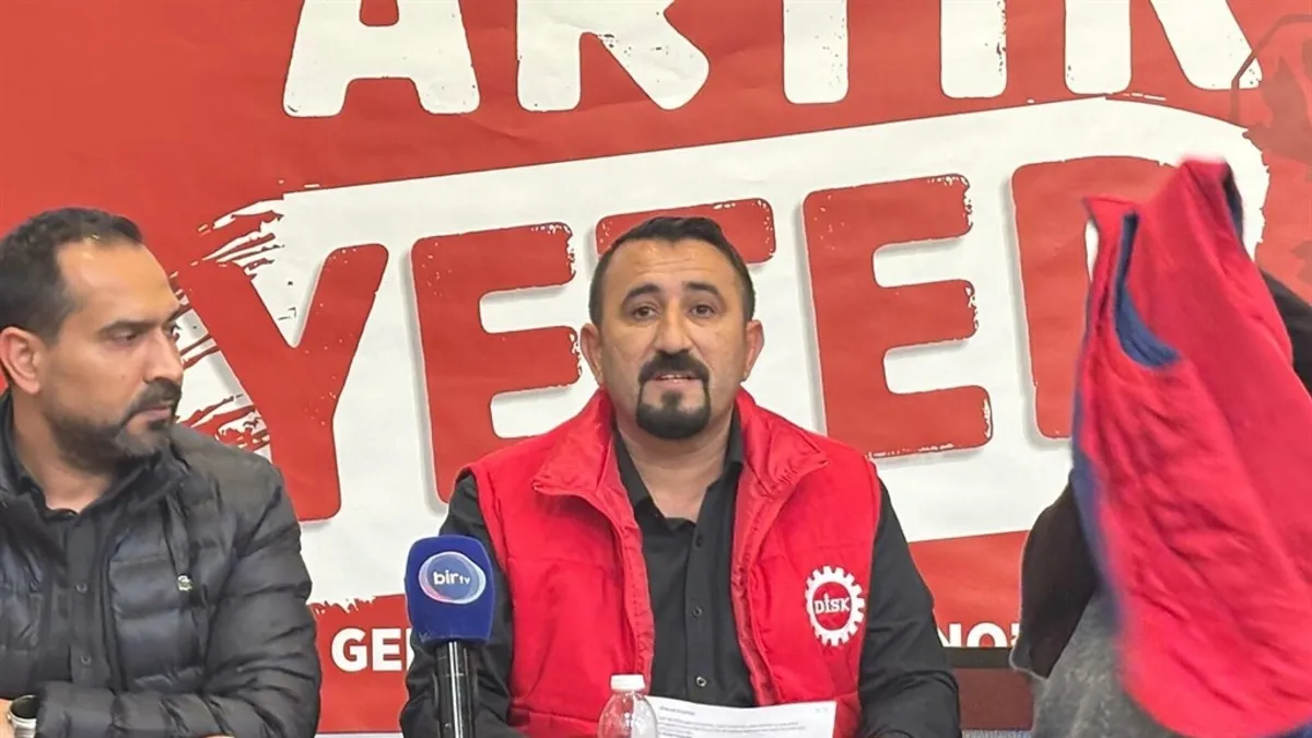 CHP'li İzmir Büyükşehir Belediyesi'ne işçi isyanı! Çıplak ücrete karşı çıplak ayak yürüyüşü