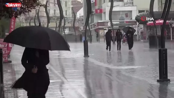 Bolu saniyeler içinde karanlığa gömüldü: Sağanak nefes kesti!