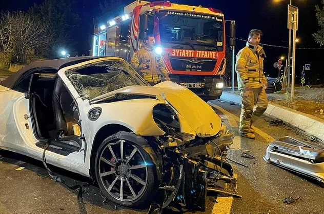 Sarıyer'de elektrik direğine çarpan araç hurdaya döndü! 2'si ağır 3 kişi yaralandı