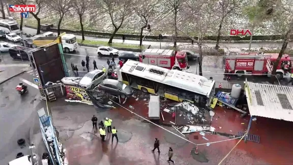 DEHŞETİN GÖRÜNTÜSÜ! Esenler'de İETT otobüsü otoparkı biçti geçti: Çok sayıda araç hurdaya döndü! | VİDEO
