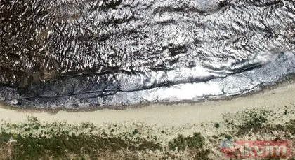 Balıkesir Bandırma sahillerinde müsilaj deniz salyası sonrası kirlilik nedeniyle deniz ve kum simsiyah oldu