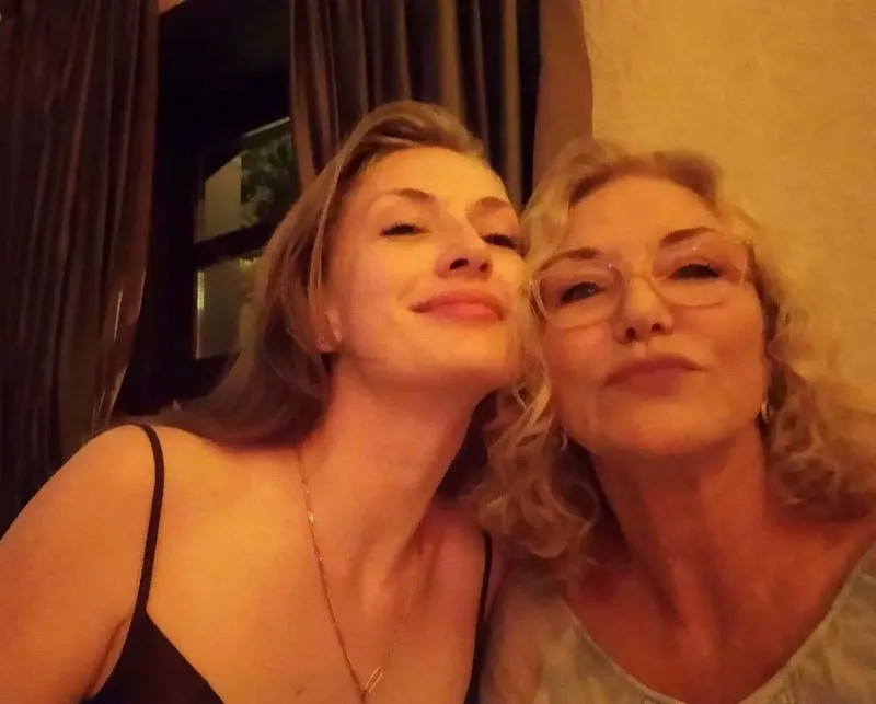 yasemin-kay-allendan-nostalji-suna-yildizoglu-ile-o-videosu-olay-oldu-1768989117908.jpg Yasemin Kay Allen’dan nostalji! Suna Yıldızoğlu ile o videosu olay oldu-7