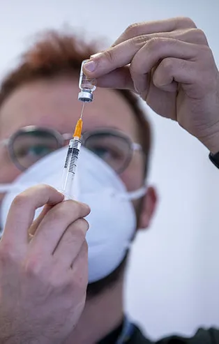 Alkol ve sigara kullananlar dikkat! Koronavirüs aşısının etkisini azaltıyor!