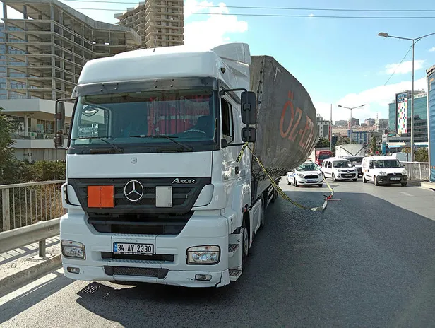 Küçükçekmece TIR dorsesi yan yattı, trafik durma noktasına geldi-3