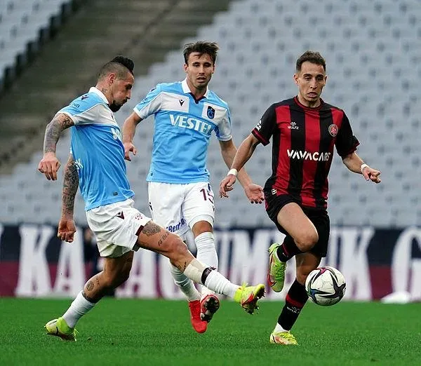 lider-trabzonspor-fatih-karagumruku-de-devirdi-fatih-karagumruk-0-2-trabzonspor-mac-sonucu-ozet-1638111587582.jpeg Lider Trabzonspor, Fatih Karagümrük'ü de devirdi! (Fatih Karagümrük 0-2 Trabzonspor MAÇ SONUCU ÖZET)-2