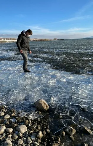 Ardahan'da ilginç görüntüler! Her yeri buz parçaları sardı