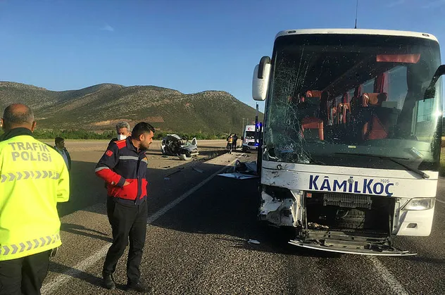 Isparta'da yolcu otobüsüyle hafif ticari araç çarpıştı! Ölü ve yaralılar var