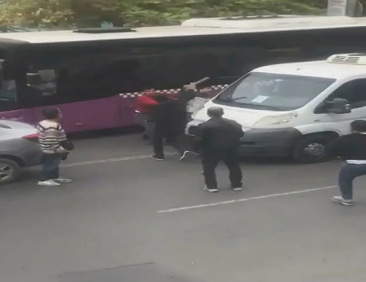 Yol verme kavgasında sopalarla saldırdılar