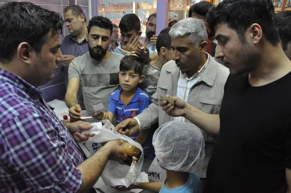 Meyan şerbeti almak için sıra bekliyorlar-1