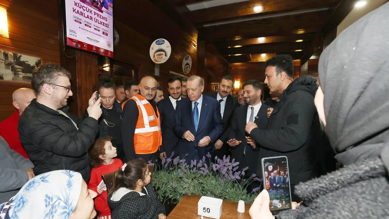 Başkan Erdoğan deprem sonrası sahada: Panik yaşayayan vatandaşları ziyaret etti