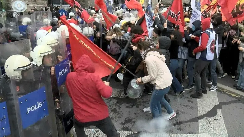 Sendika temsilcileri Taksim'de Gazze unutulmadı! 1 Mayıs provokasyonu: CHP kışkırttı provokatörler kaldırım taşı söküp polise saldırdı-5