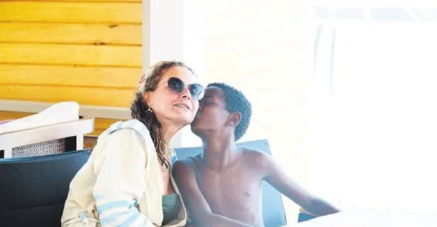 Esra Akkaya, oğlu Can ile birlikte tatilde!