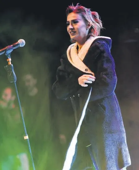 Gülben Ergen, yeni şarkısı Ciğerparem'in başarısının ardından ilk konserini Kıbrıs'ta verdi-2