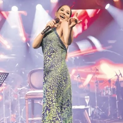 Aşkın Nur Yengi’den muhteşem konser