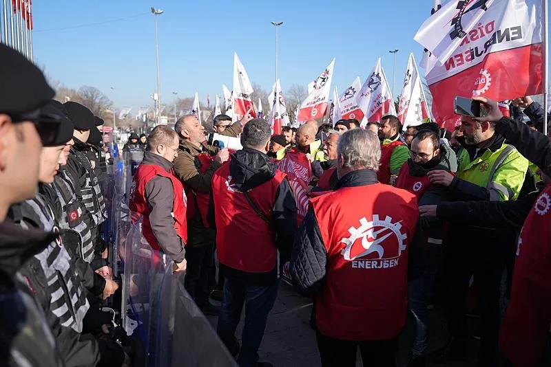 Enerji işçilerinden CHP'li İBB yönetimine "maaş zammı" protestosu: "Bizden çaldıklarınızı geri verin"-2