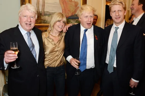 ingiltere-basbakani-boris-johnsonin-babasi-stanley-johnson-brexitin-sona-ermesine-saatler-kala-fransiz-vatandasligina-basvurdu-1609429394635.jpg