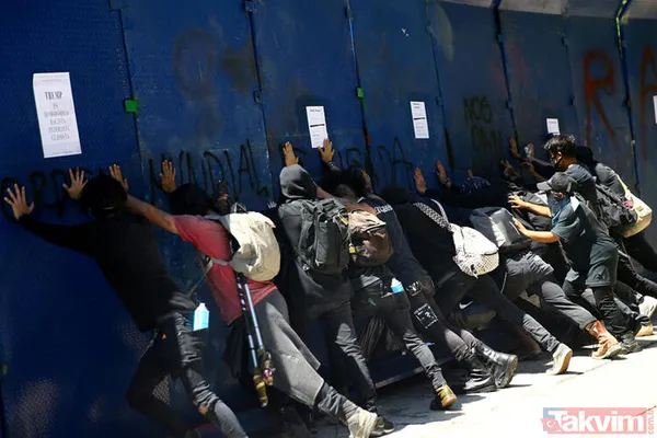 Reuters, Jalisco Eyaletinin Başkenti Guadalajara'da Eyalet Meclisi Binasına Girerek Duvarlarını Sprey Boyalarla Boyadığı, Bir Grubun Da Gösteriden Sonra İki...