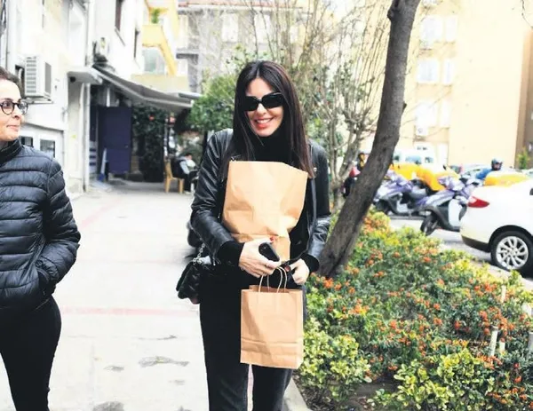 Defne Samyeli ve Dilara Aksüyek maskeleri düşürdü! Ünlüler fazla gevşedi-1