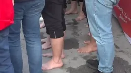 İzmir'de çıplak ayaklı eylem! CHP'li belediye haklarını vermedi işçiler yarım gün iş bıraktı