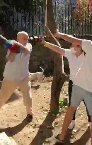 Beykoz'da komşular arasında kavga kamerada! Kadına sopa ile saldırdı