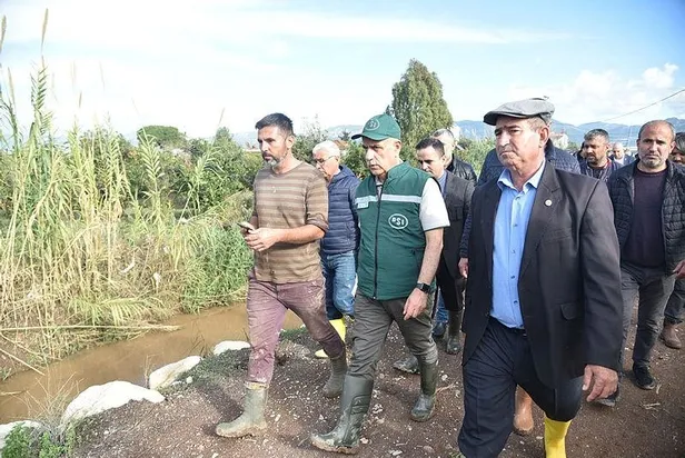 antalyada-sel-felaketi-bakan-vahit-kirisci-selden-etkilenen-seralar-bolgesinde-incelemelerde-bulunarak-aciklam-1670941557514.jpeg Antalya'da sel felaketi! Bakan Vahit Kirişci selden etkilenen seralar bölgesinde incelemelerde bulunarak açıklamalarda bulundu-4