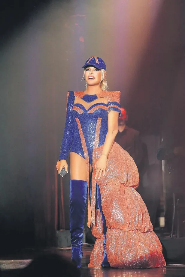 kurye-ajda-1576448394745.jpeg Ajda Pekkan moda kurbanı oldu! Kurye gibi giyindi...-1