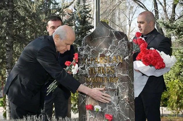 Son dakika: MHP lideri Bahçeli'den Merhum Türkeş'in Anıtmezarına ziyaret