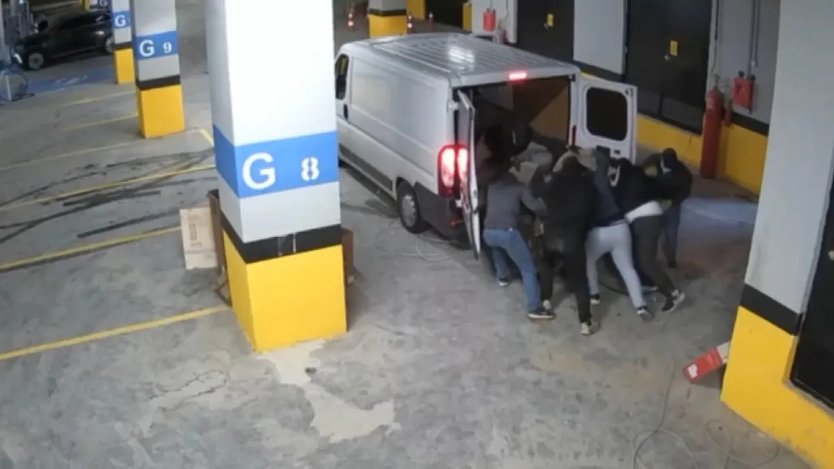 1793451784254.jpg Bakırköy’de 2 milyon liralık kablo hırsızlığı: Bekçiyi darbeden 13 şüpheli 7 ayrı suçla da bağlantılı çıktı-4
