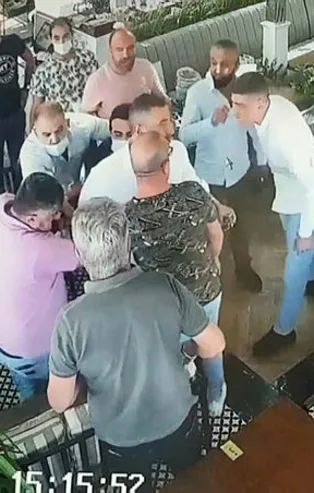 Bir anda ortalık karıştı! Tekmeli yumruklu kavga kamerada