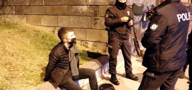 kayseride-uzun-namlulu-silahlarla-mezarlikta-gezen-2-kisi-gozaltina-alindi-1609533014657.jpeg Kayseri'de uzun namlulu silahlarla mezarlıkta gezen 2 kişi gözaltına alındı!-2