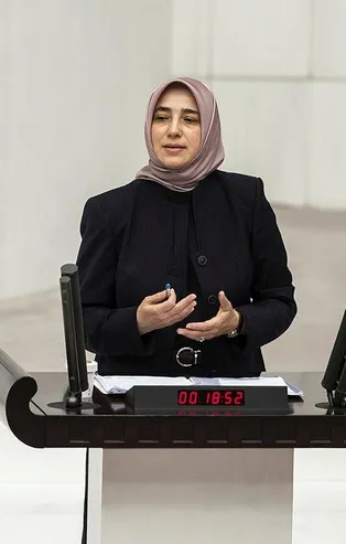 Başak Demirtaş'a yapılan saygısızlıkta özür dilemek için kuyruğa girenler, Özlem Zengin'e edilen küfürler için sessizliğini bozacak mı?