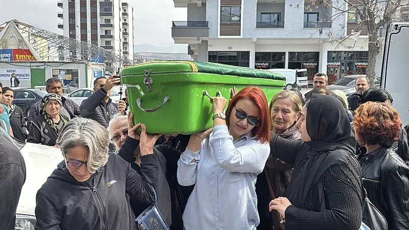 Antalya'da eşinin bıçak ve satırla öldürdüğü kadın hemşirenin cenazesi Hatay'da defnedildi. (AA)
