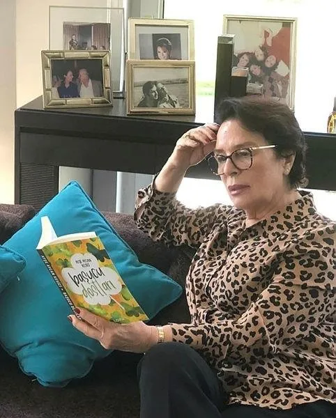 yesilcamin-guzeli-hulya-kocyigit-kitabinda-soke-eden-gercekleri-anlatti-aklimda-evlenmenin-esi-yoktu-ama-selim-1653765799896.jpeg Yeşilçam'ın güzeli Hülya Koçyiğit kaleme aldığı kitabından tek tek açıkladı: Aklımda evlenmenin e’si yoktu ama Selim...-3