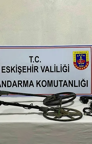 Detektörle define ararken jandarmaya yakalandılar