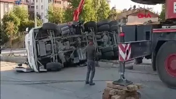 Elazığ'da TIR refüje çarpıp devrildi