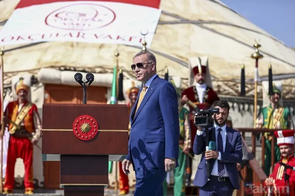 Malazgirt Zaferi'nin 951. yıl dönümünde Ahlat'tan coşku dolu kareler! Başkan Erdoğan ve Devlet Bahçeli Selçuklu mezarını ziyaret etti - 11