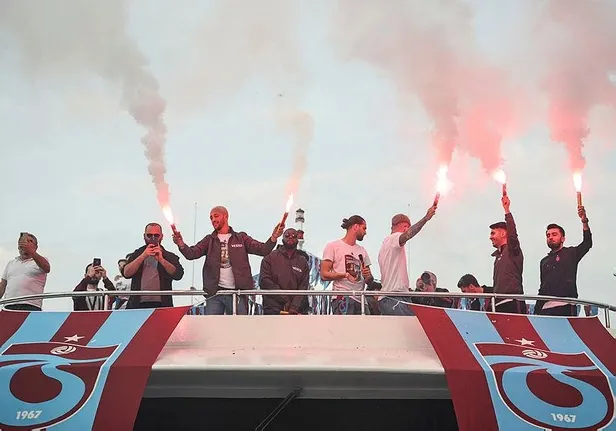 sampiyonluk-kutlamalari-oncesi-karadeniz-bordo-maviye-boyandi-1652567011369.jpeg Şampiyonluk kutlamaları öncesi Karadeniz, Bordo-Maviye boyandı-3