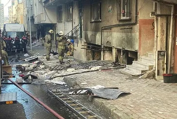 Küçükçekmece'de bir binada doğal gaz patlaması! Ölü ve yaralılar var: Korku dolu anlar güvenlik kamerasında